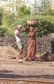 Arbeiter am Bahnhof in Mettupalayam