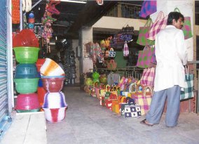 Taschen und Behälterladen auf dem City Market