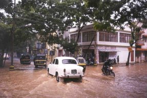 Bangalore in der Nähe unserer Wohnung bei Regen